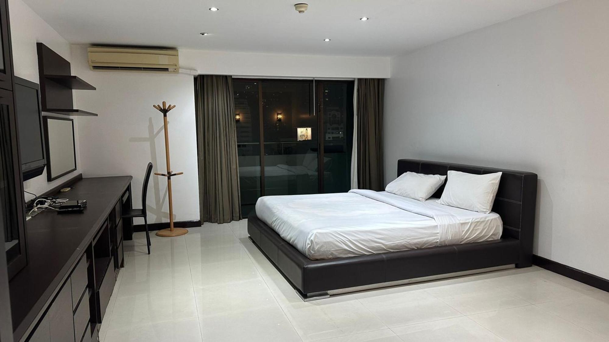 Отель Omni Tower Sukhumvit Nana Direct Бангкок Экстерьер фото