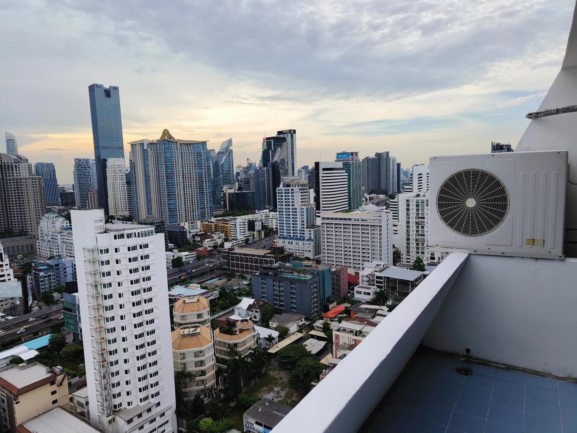 Отель Omni Tower Sukhumvit Nana Direct Бангкок Экстерьер фото