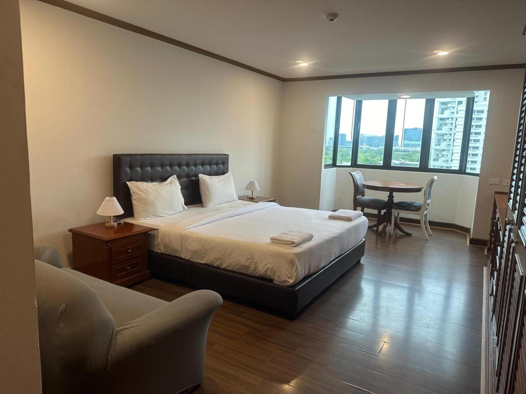 Отель Omni Tower Sukhumvit Nana Direct Бангкок Экстерьер фото