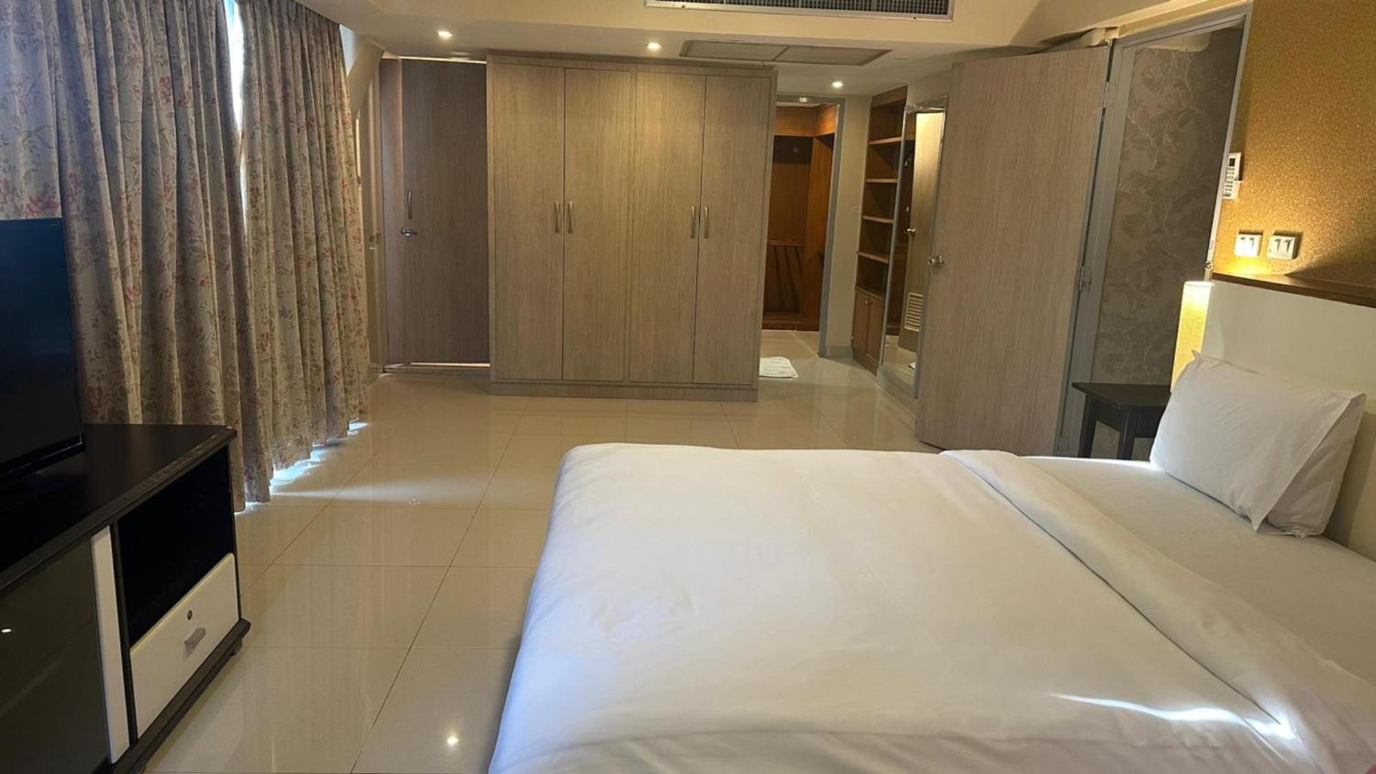 Отель Omni Tower Sukhumvit Nana Direct Бангкок Экстерьер фото