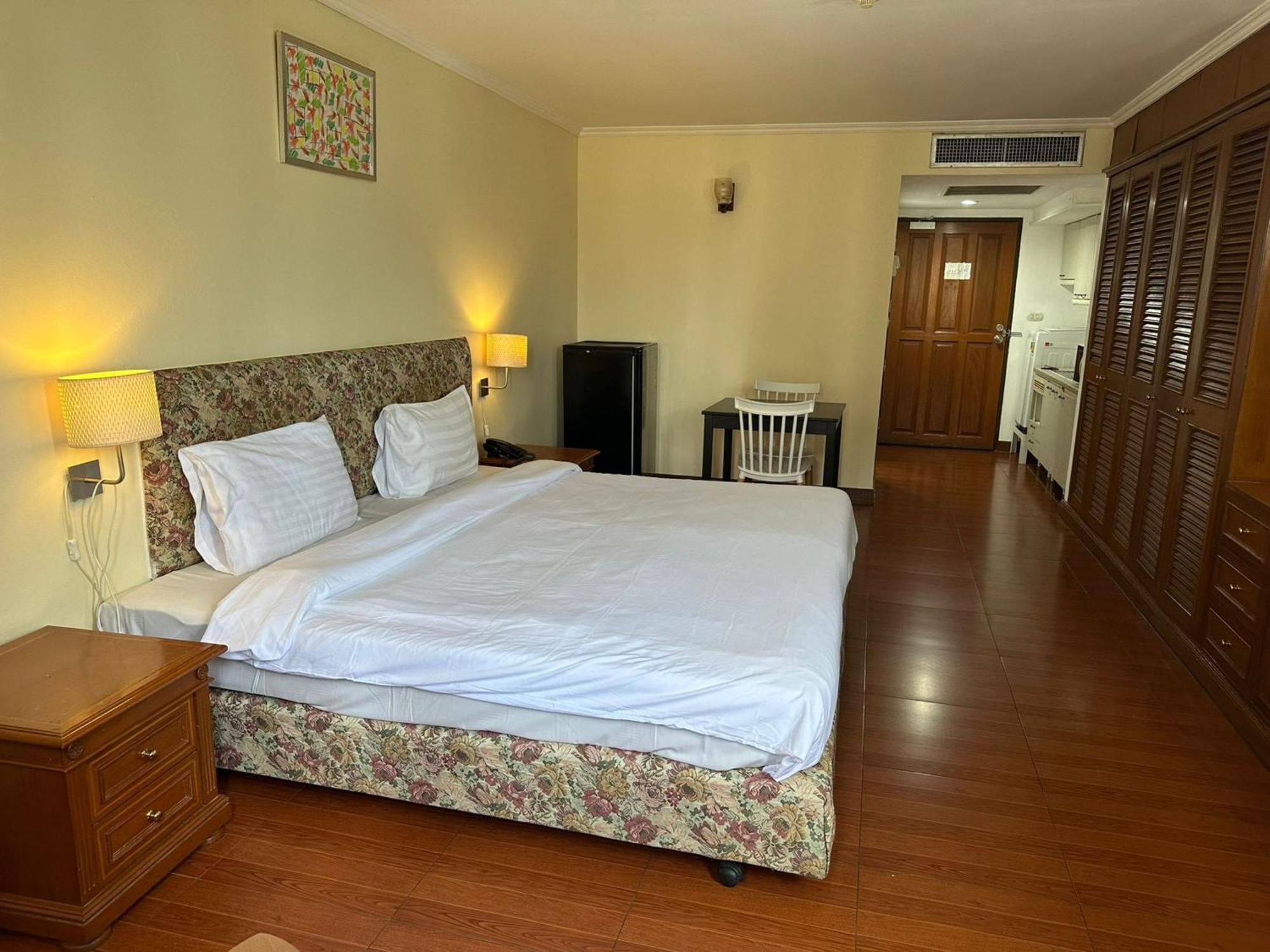 Отель Omni Tower Sukhumvit Nana Direct Бангкок Экстерьер фото